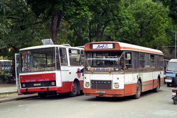 Saviem biển số 29G-53-68 chạy ngang qua Karosa biển số 29D-59-01.