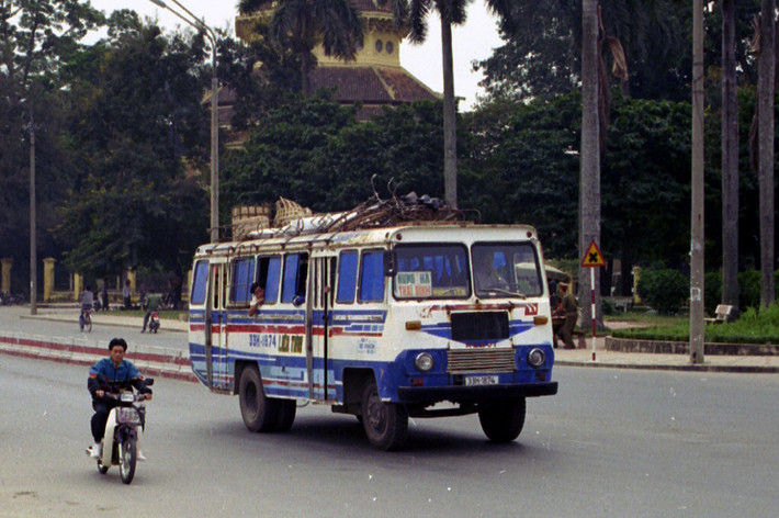 Chiếc IFA W50L biển số 33H-18-74 này đang chạy qua dốc Bác Cổ, phía xa là Bảo tàng Lịch sử.