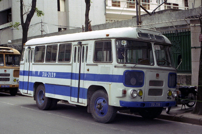 Chiếc PAZ 672 màu xanh đỗ ven đường, biển số 31A-21-39.
