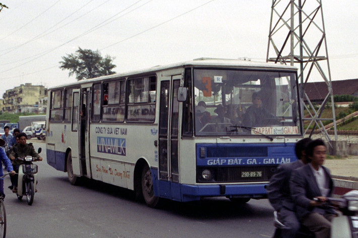 Chiếc Karosa màu xanh biển số 29D-89-76.