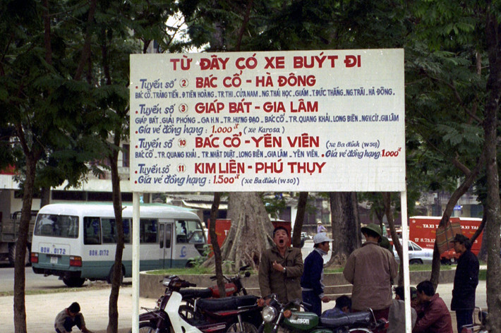 Bảng thông báo về các tuyến xe buýt ở dốc Bác Cổ.