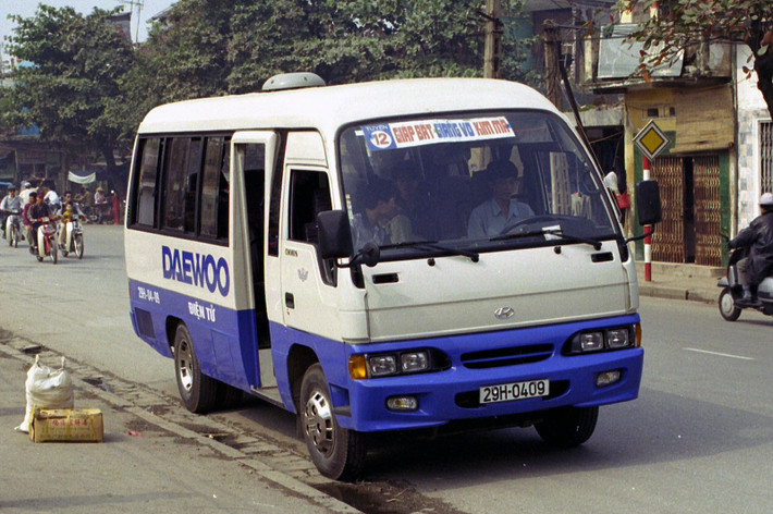 Chiếc Hyundai Chorus (Hàn Quốc) biển số 29H-04-09 này chạy tuyến Giáp Bát - Giảng Võ - Kim Mã.