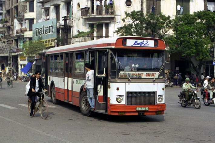 Một chiếc Saviem trên đường Le Duẩn, gần ga Hà Nội, biển số 29G-53-70.