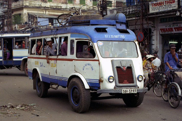 Renault Goélette biển số 54H-32-97 chạy ở khu vực Chợ Lớn, TP. HCM năm 1996.