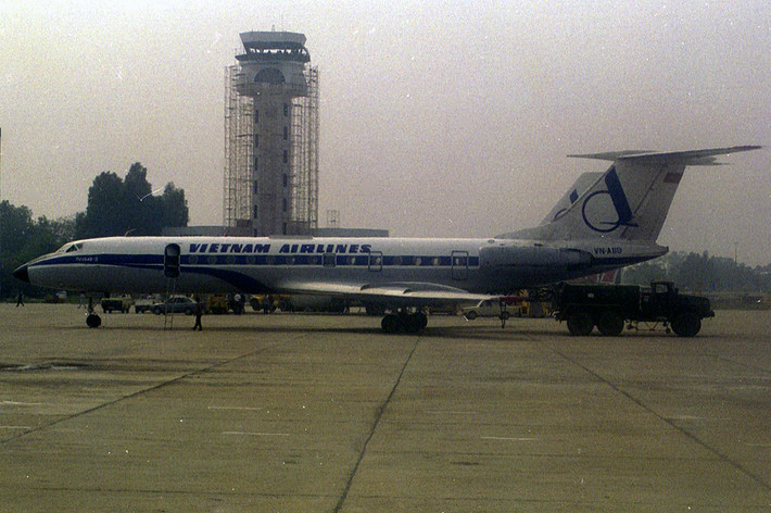 Chiếc máy bay Tupoloev Tu-134 của Vietnam Airlines trên sân đỗ của sân bay Nội Bài, Hà Nội năm 1996.