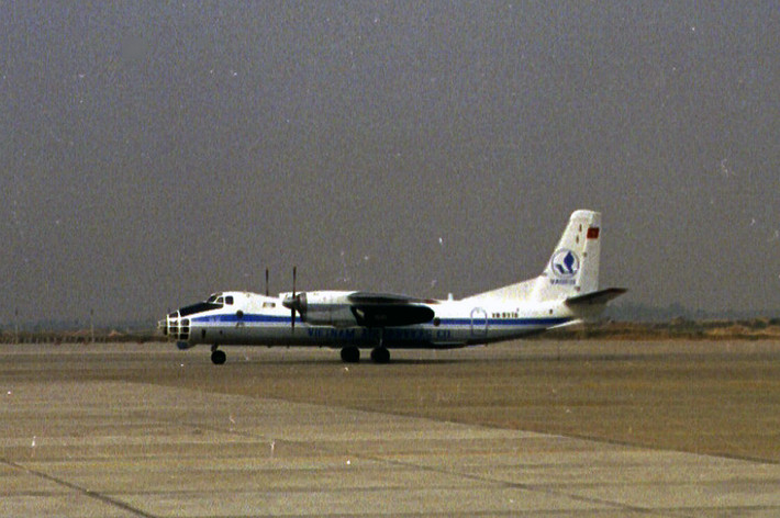 Máy bay chở khách Antonov của Vietnam Airlines, sân bay Tân Sơn Nhất.