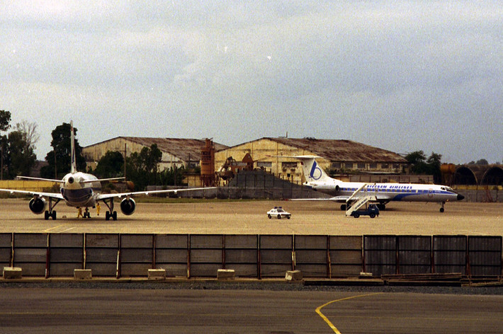 Máy bay Airbus (trái) và Tupoloev Tu-134 (phải) của Vietnam Airlines tại sân Bay Tân Sơn Nhất, TP. HCM năm 1996.
