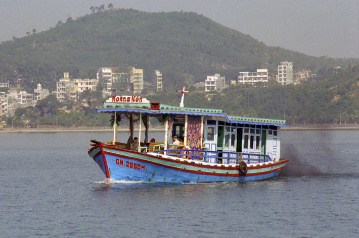 Thuyền "Hoàng Hôn", biển số QN 2668H, Vịnh Hạ Long.