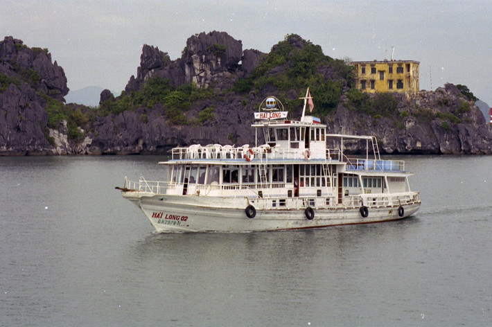 Thuyền "Hải Long 02", biển số QN 2578H, Vịnh Hạ Long.