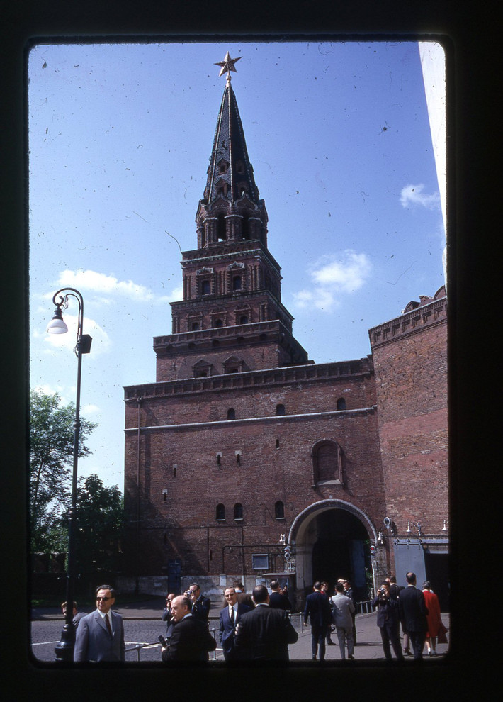 Bên ngoài tháp Borovitskaya của Điện Kremlin.