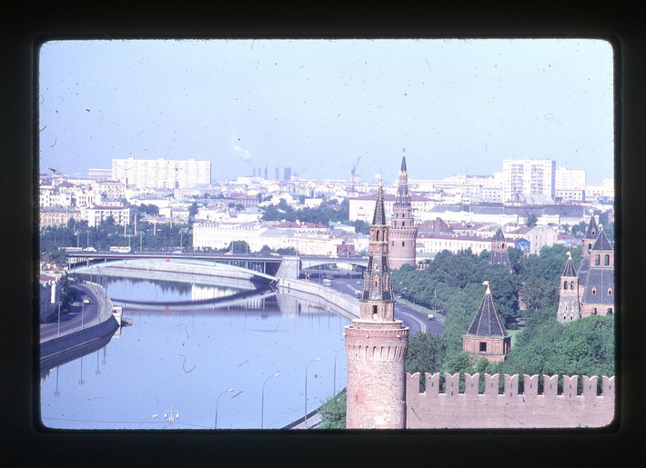Điện Kremlin và sông Moscow buổi sáng, nhìn từ khách sạn Rossiya.