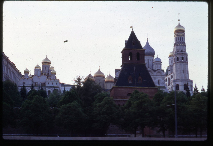 Tháp Tainitskaya nhìn từ sông Moscow.