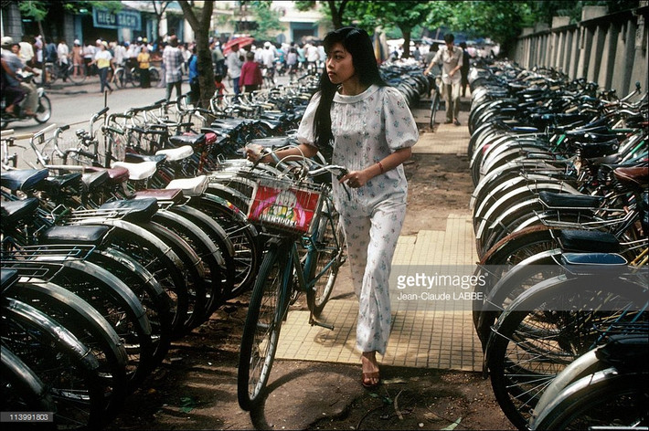 Bãi gửi xe đạp trên vỉa hè.