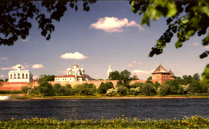 Điện Kremly Novgorod nằm bên bờ sông Volkhov.
