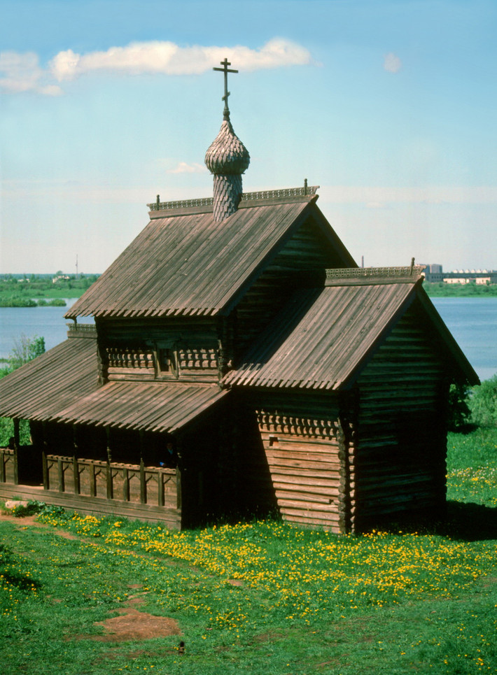 Một ngôi nhà gỗ cổ được coi là di sản kiến trúc ở Novgorod.