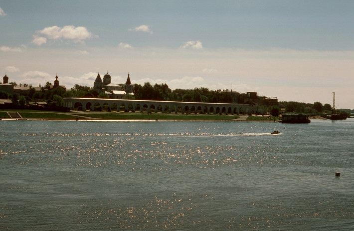 Sông Volkhov, dòng sông chinh chảy qua thành phố Novgorod, Liên Xô năm 1985. Ảnh: Gerald Leonard Flickr.