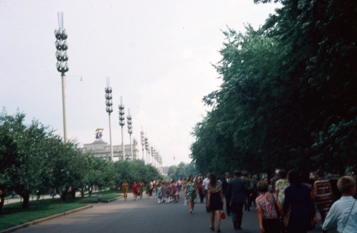 Trong công viên Ostankino. Phía xa là cổng chính của Trung tâm triển lãm thành tựu quốc dân.