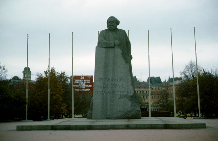Tượng đài Karl Marx, đối diện Nhà hát Bolshoi.