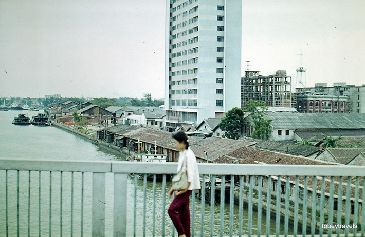 Bờ sông Châu Giang nhìn từ trên cầu.