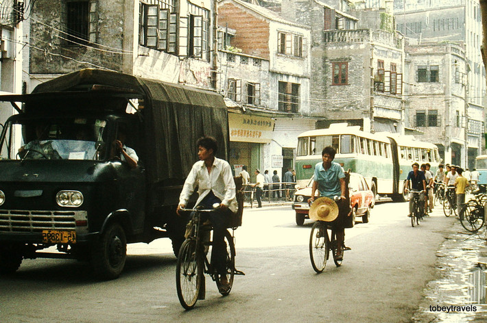 Trên một con đường ở thành phố Quảng Châu, tỉnh Quảng Đông, Trung Quốc năm 1980. Ảnh: Tobeytravels Flickr.