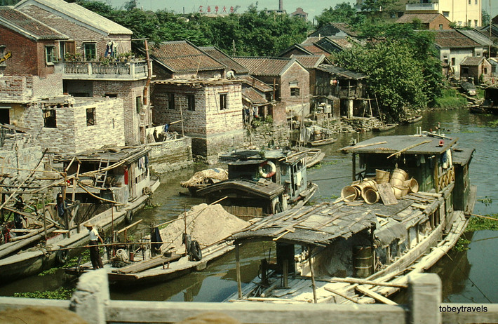Những ngôi nhà bên kênh đào.