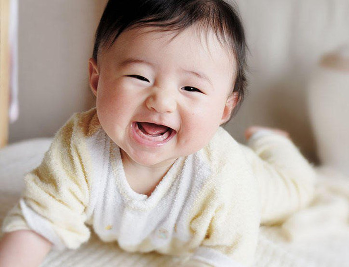 1. Lông mày hình cánh cung. Theo nhân tướng học, lông mày có hình dạng cánh cung, đều đẹp và dài qua mí mắt là đặc điểm của một đứa trẻ thông minh, nhanh trí. Khi trưởng thành, đứa trẻ này tính cách hiền hòa, đi đến đâu cũng được người khác yêu quý, giúp đỡ.