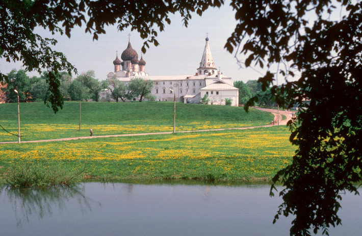 Điện Suzdal Kremly có từ thế kỷ 10, nằm bên sông Kamenka. Từ năm 1992, nơi này đã trở thành một phần của Di sản thế giới Các công trình trắng ở Vladimir và Suzdal.