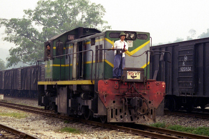 Đầu máy D5H-061 ở ga Lào Cai. D5H là dòng đầu máy diesel đã qua sử dụng mua từ Australia, được giao vào giai đoạn 1991-1995.