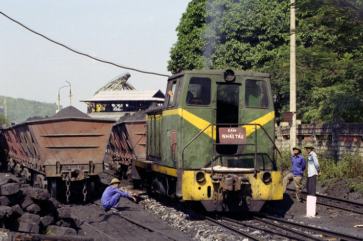 Đầu máy TU7E-1555, "anh em họ hàng" với các đầu máy D4H, được dùng để chở than ở Quảng Ninh.