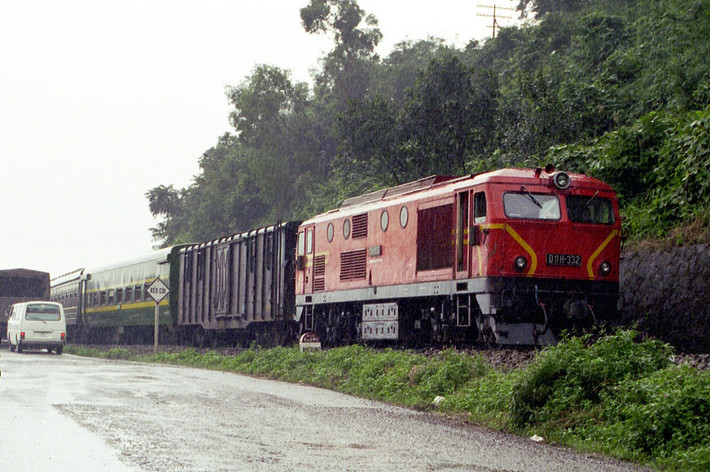 Đầu máy D11H-332 ở chân đèo Hải Vân, 1996. Dòng đầu máy này được sản xuất tại tại Romania từ 1978 đến 1980.