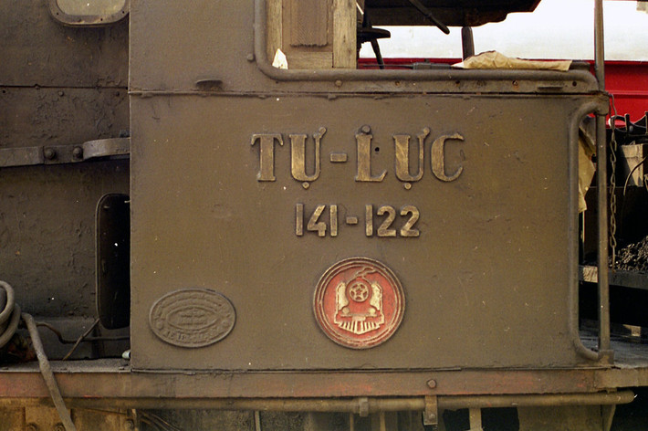 Logo của đầu máy Tự Lực số 141-122.
