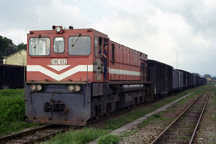 Đầu máy D18E-602 dừng tránh tàu ở Huế, 1996. D18E là loại đầu máy diesel điện được Bỉ sản xuất và bàn giao cho Việt Nam năm 1983, hiện vẫn vận hành.