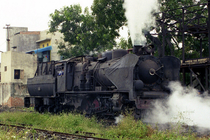 Đầu máy cùng loại, số hiệu 141-165, đang khởi động ở ga Hải Phòng, 1996.