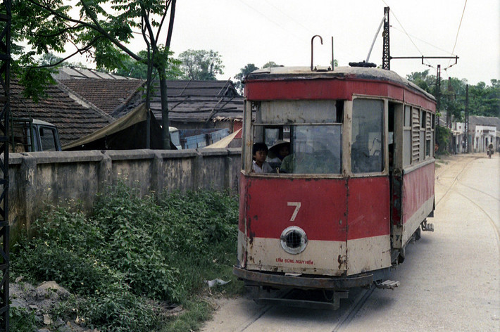 Tàu điện chạy trên phố Thụy Khuê.