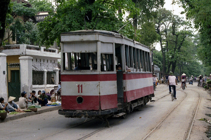 Tàu chạy qua khu chợ cóc vỉa hè.