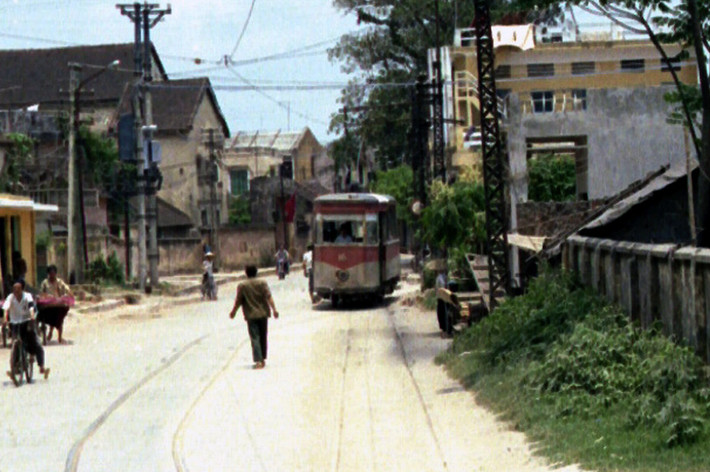 Tàu điện tại một góc phố Hà Nội năm 1990.