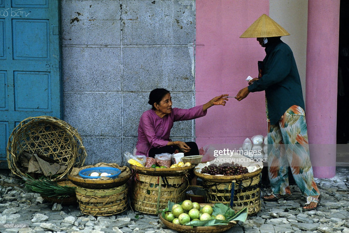 Cụ bà bán hoa quả trên vỉa hè.