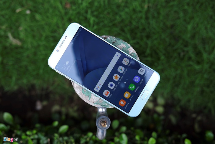 Được Samsung giới thiệu trong tháng 10 và vừa lên kệ ở một số thị trường, Galaxy A8 2016 là mẫu di động dành cho những fan của smartphone cao cấp màn hình lớn. Trong khi các nhà bán lẻ ở Việt Nam chưa chính thức lên kệ sản phẩm này, một số cửa hàng nhỏ lẻ đã bắt đầu nhập máy từ Hàn Quốc.