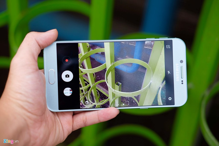 Cụm camera này cũng có thông số tương đương Galaxy S6 mà Samsung từng ra mắt năm ngoái.