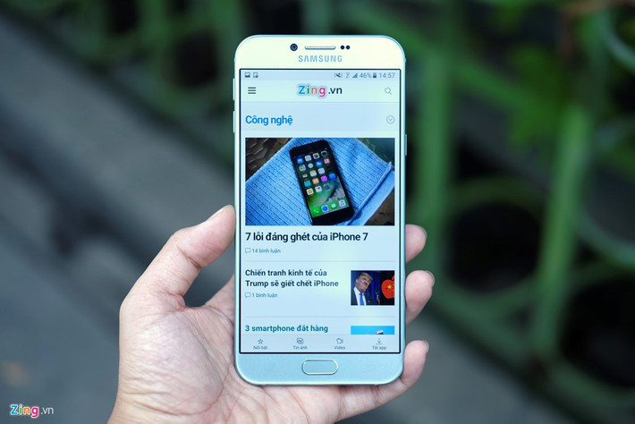 Samsung chỉ làm phiên bản màu xanh ngọc cho Galaxy A8 2016. Tại Hàn Quốc, máy có giá khoảng 580 USD. Theo anh Lê Xuân Tình, chủ cửa hàng XT Mobile, mẫu di động này có giá 8,99 triệu đồng.