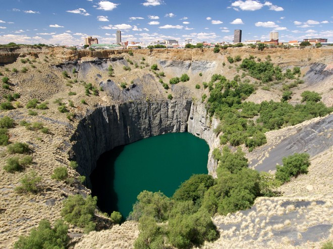 Mỏ Kimberley (Nam Phi): Ở độ sâu 213 m và chiều rộng 463 m, thật khó tin hố khổng lồ này từng là một quả đồi. Hơn 2.722 kg kim cương từng được tìm thấy ở đây, và có đến 50.000 thợ mỏ đào bới nơi này trong cùng một thời điểm. Mỏ kim cương này là mỏ lớn nhất được đào bằng tay trên thế giới.