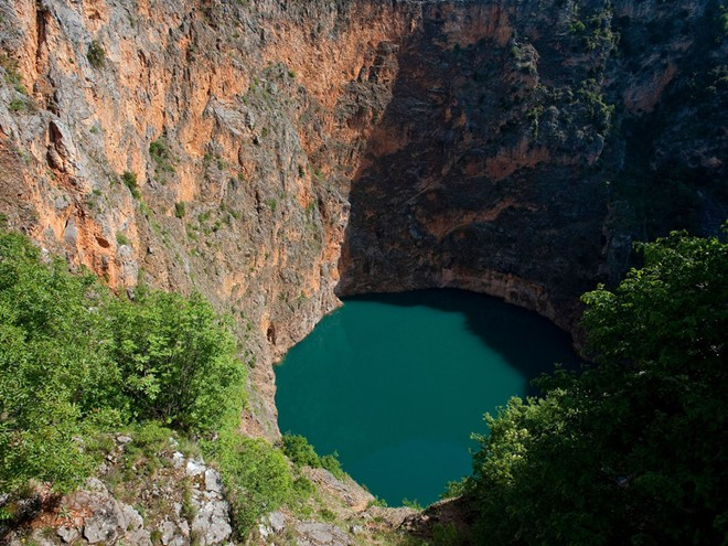 Hồ Đỏ (Imotski, Croatia): Đây là một hồ đá vôi nằm trong hố sụt lớn thứ 3 thế giới với độ sâu 518 m. Vách hồ có trữ lượng ôxit sắt cùng màu nâu đỏ của đá làm cho hồ có tên gọi là hồ Đỏ.