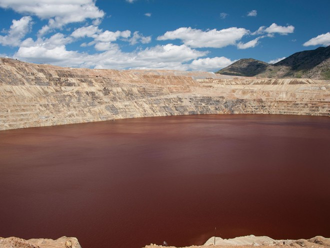 Hố Berkeley (Butte, Montana) là một mỏ đồng sâu hơn 518 m. Sau khi mỏ đóng cửa năm 1982, hố bắt đầu ngập nước và nhiễm kim loại, hóa chất nặng từ bờ đá bao quanh. Khu vực này không thích hợp để bơi, nhưng được mở cửa cho du khách thưởng ngoạn.