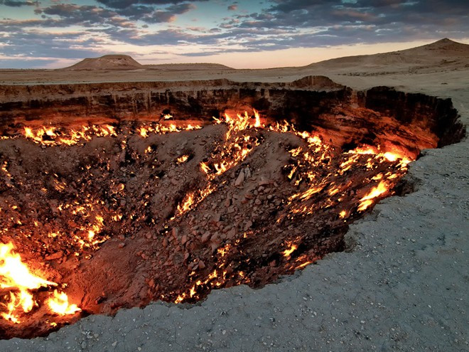 Cánh cửa địa ngục (Derweze, Turkmenistan): Khu vực ám quẻ này bắt đầu bốc cháy từ năm 1971 do khí gas tích tụ ở sa mạc Karrakum gần Derweze, Turkmenistan. Hố rộng 70 m, sâu 20 m và bắt đầu sôi liên tục từ khi nhà địa chất người Xô Viết khai hỏa khi khoan khí ga.