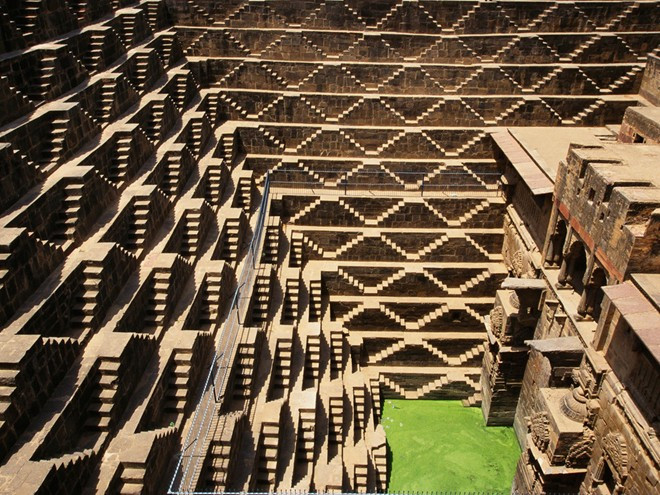 Chand Baori (Abhaneri, Ấn Độ): Ở bang Rajasthan của Ấn Độ, bạn sẽ được chiêm ngưỡng giếng có bậc thang lớn nhất đất nước. Chand Baori được xây dựng khoảng những năm 800 – 900 sau Công nguyên với mục đích trữ nước trong mùa mưa cho khu vực khô cằn. 3 mặt của giếng bao gồm 3.500 bậc thang với độ sâu hơn 30 m. Mặt thứ 4 của giếng là một ngôi đền. Chand Baori thờ một vị thần Hindu có tên Harshat Mata, là vị thần của niềm vui và hạnh phúc.