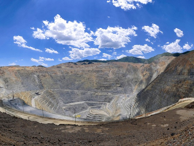 Mỏ đồng Birmingham Canyon (Salt Lake, Utah): Mỏ có chiều rộng 4 km, nằm tại dãy núi Oquirrh ngoại thành thành phố Salt Lake. Đây là nơi khai thác đồng có quy mô lớn từ năm 1906. Mỏ được coi là di tích lịch sử quốc gia từ năm 1966 và là mỏ đồng lớn nhất thế giới. Khách du lịch có thể ghé thăm từ tháng 4 đến tháng 10 hằng năm.