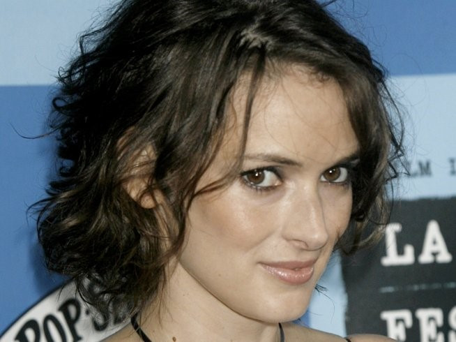 Winona Ryder - Năm 2010, Ryder từng khẳng định trên báo chí rằng cô không bao giờ sử dụng Internet lẫn máy vi tính. Ngôi sao của series “Stranger Things” thậm chí không có cả blog và chỉ dùng điện thoại Black Berry để đọc email cá nhân hàng ngày. Người hâm mộ gần đây bày tỏ sự lo lắng khi Dâu Đen - hãng điện thoại ưa thích của thần tượng đã hết thời, Ryder sẽ xoay sở ra sao?