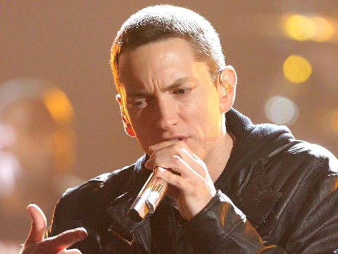 Eminem - Dù là người duy nhất trong danh sách này sử dụng Twitter, song rapper tên tuổi chỉ tweet 615 lần trong suốt 7 năm sử dụng. Giải thích với người hâm mộ, anh cho biết: “Tôi sợ mình sẽ không sống nổi nếu thiếu chúng, đến mức ngồi lì cả ngày chỉ để đọc bình luận của mọi người về mình. Điều ấy khiến tôi phát điên”.