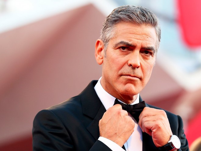 George Clooney - Một trong những người đàn ông quyến rũ nhất hành tinh - George Clooney dường như có mối thù sâu đậm với Facebook và Twitter. Xuất hiện trên ấn phẩm Esquire, ông cho rằng: “Người nổi tiếng dùng Twitter đều là những kẻ ngốc”.