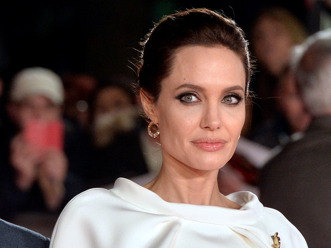 Angelina Jolie - Người phụ nữ quyền lực nhất nhì Hollywood chia sẻ với tờ USA Today việc cô biết tới trang web mua sắm Amazon.com lần đầu vào năm 2011. Ngay lập tức, Jolie bị choáng ngợp bởi những sự lựa chọn phong phú mà trang web này mang lại.